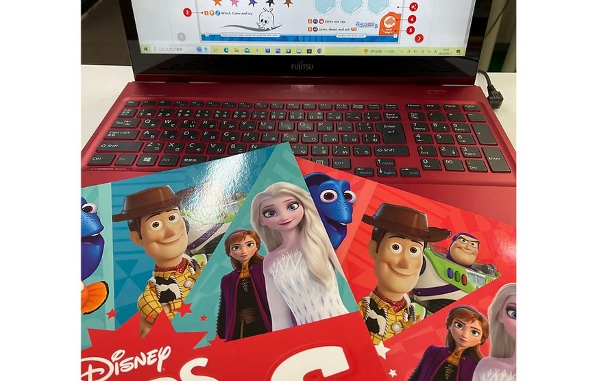 ディズニー教材とタブレットで英語を学ぶ様子